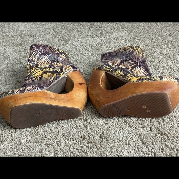 Jeffrey Campbell Size 8 Snakeskin Cutout Wedges - Picture 8 of 8